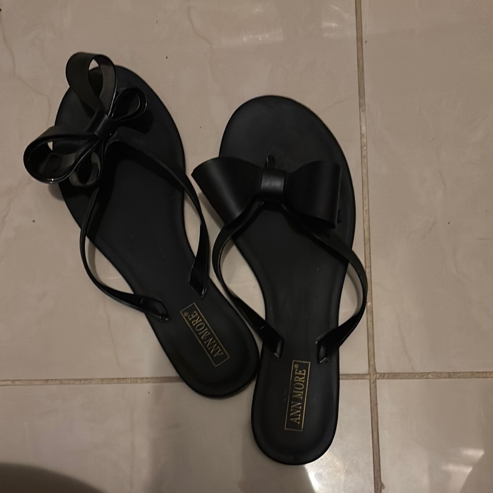 Stylish Black Sandals with Modern Appeal